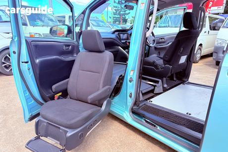 Turquoise 2016 Toyota Esquire Wagon
