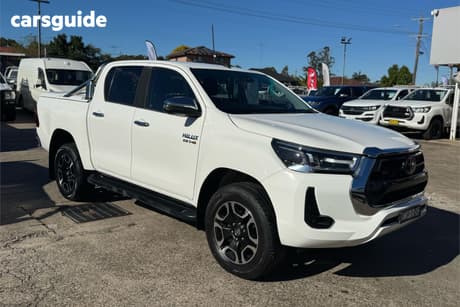 White 2020 Toyota Hilux Double Cab Pick Up Sr5 (4X4)