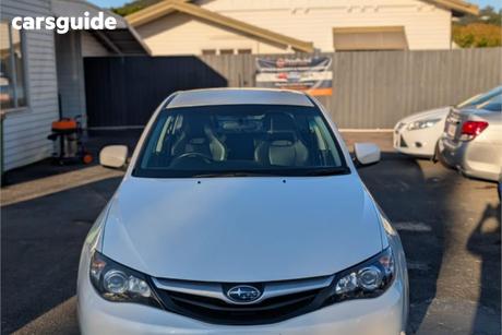 White 2011 Subaru Impreza Sedan R (Awd)