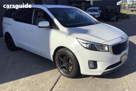 White 2015 Kia Carnival Wagon Si