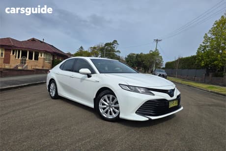 White 2018 Toyota Camry Sedan Ascent (Hybrid)
