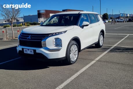 White 2023 Mitsubishi Outlander Wagon Es 7 Seat (2Wd)