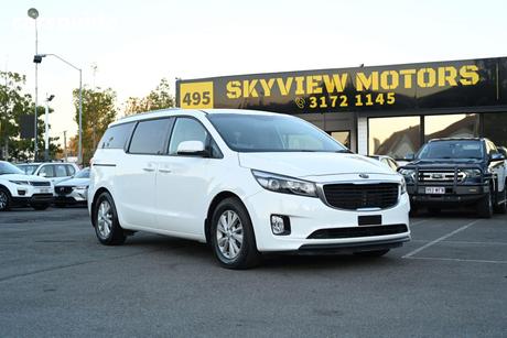 White 2017 Kia Carnival Wagon Si
