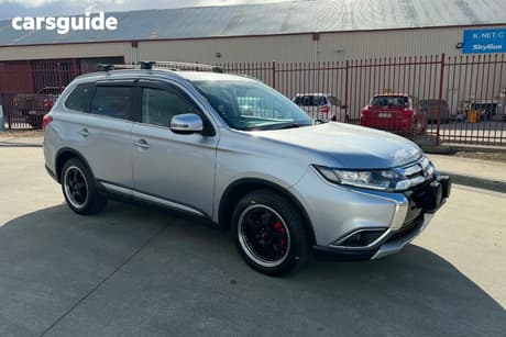 Silver 2015 Mitsubishi Outlander Wagon Ls (4X4)