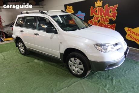 White 2004 Mitsubishi Outlander Wagon Ls