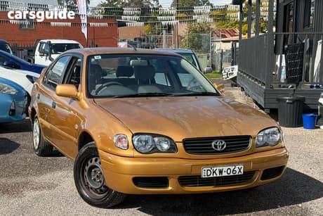 Gold 2000 Toyota Corolla Sedan CONQUEST