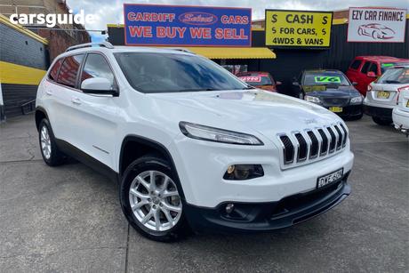 White 2017 Jeep Cherokee Wagon Longitude (4X4)