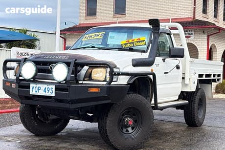 White 2003 Toyota Hilux Cab Chassis (4X4)