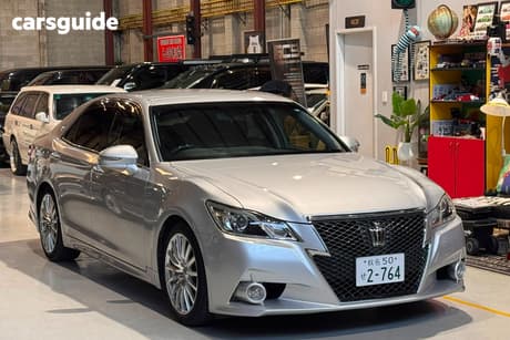 Silver 2015 Toyota Crown Sedan