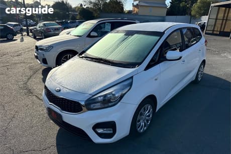White 2018 Kia Rondo Wagon S