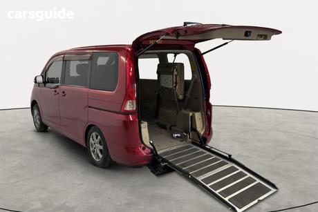 Red 2009 Nissan Serena Commercial C25