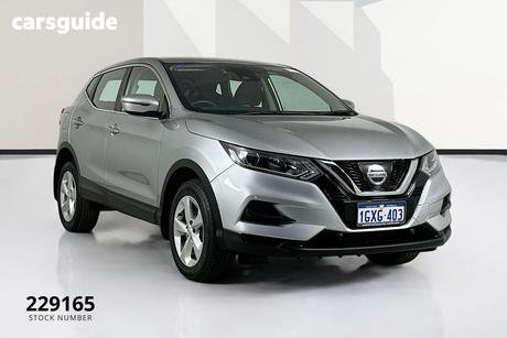 Silver 2018 Nissan Qashqai Wagon St