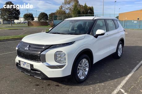 White 2023 Mitsubishi Outlander Wagon Es 7 Seat (2Wd)