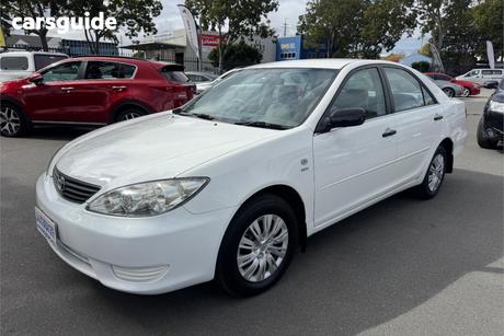 White 2004 Toyota Camry Sedan Altise