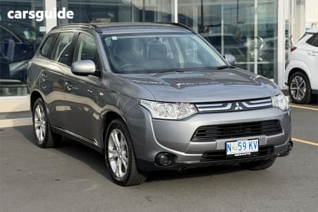 Grey 2014 Mitsubishi Outlander SUV ES