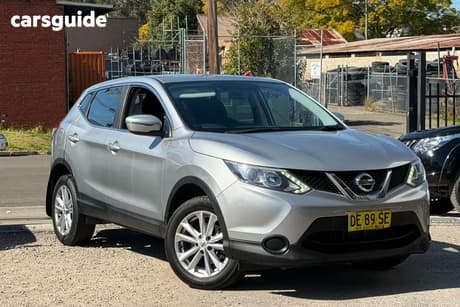 Silver 2015 Nissan Qashqai SUV ST J11