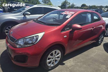 Red 2014 Kia RIO Hatchback S
