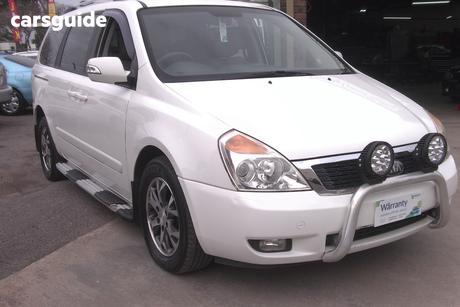 White 2013 Kia Grand Carnival Wagon Platinum