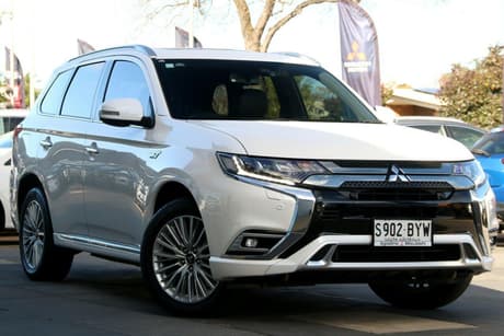 White 2018 Mitsubishi Outlander Wagon Exceed (Hybrid)