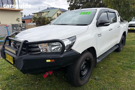 White 2017 Toyota Hilux Dual Cab Utility Sr (4X4)
