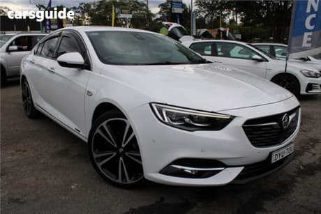White 2018 Holden Calais Sportswagon V Tourer