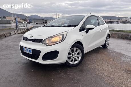 White 2014 Kia RIO Hatchback S