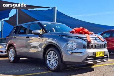 Grey 2023 Mitsubishi Outlander Wagon Es 7 Seat (2Wd)