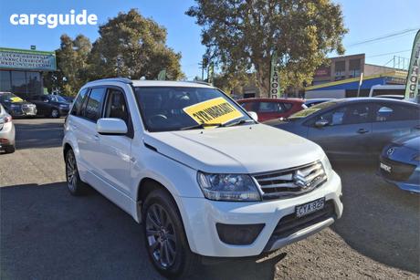 White 2015 Suzuki Grand Vitara Wagon Navigator (4X2)