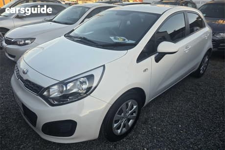 White 2013 Kia RIO Hatchback S
