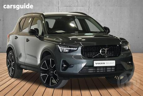 Green 2025 Volvo XC40 Wagon Ultra B4 Dark