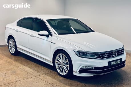 White 2017 Volkswagen Passat Sedan 206Tsi R-Line