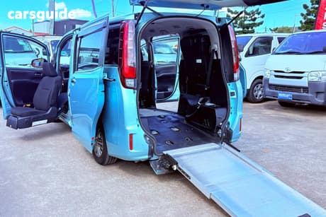 Turquoise 2016 Toyota Esquire Wagon