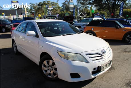 White 2010 Toyota Camry Sedan Altise