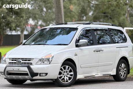 White 2011 Kia Carnival Wagon S