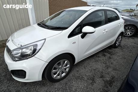 White 2013 Kia RIO Hatchback S