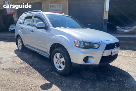 Silver 2011 Mitsubishi Outlander Wagon Ls