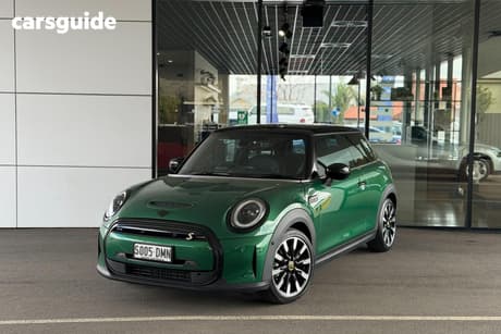 Green 2023 Mini Cooper Hatchback Se Classic 3D Hatch