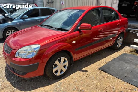 Red 2005 Kia RIO Sedan Ex