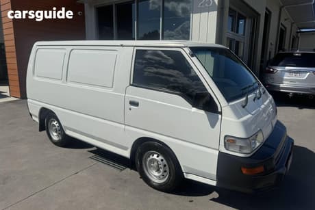 White 2011 Mitsubishi Express Commercial SJ