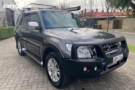Grey 2018 Mitsubishi Pajero Wagon Exceed Lwb (4X4) 7 Seat