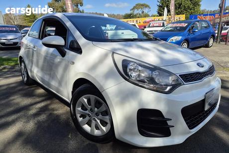 White 2015 Kia RIO Hatchback S