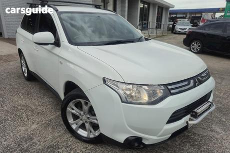 White 2013 Mitsubishi Outlander Wagon Es (4X4)