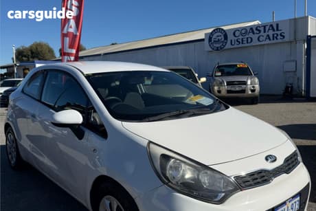 White 2014 Kia RIO Hatchback S
