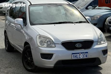 Silver 2011 Kia Rondo Wagon Si