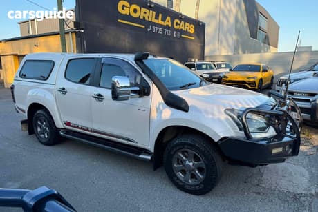 White 2017 Isuzu D-MAX Crew Cab Utility X-Runner (4X4) Pearl White