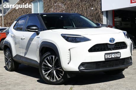 White 2021 Toyota Yaris Cross Wagon Urban Hybrid (Two-Tone)