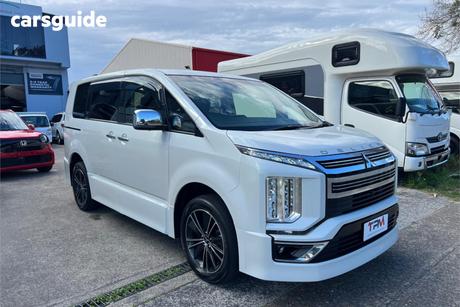 White 2020 Mitsubishi Delica OtherCar