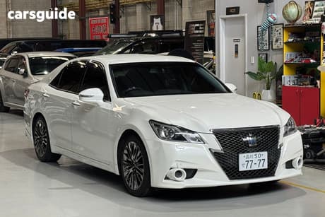 White 2013 Toyota Crown Sedan