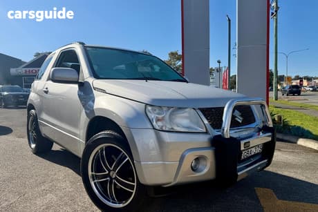 Silver 2009 Suzuki Grand Vitara Wagon (4X4)
