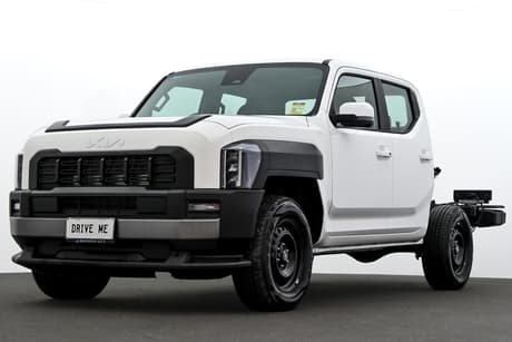 White 2025 Nissan Pathfinder Wagon St-L (4X4)